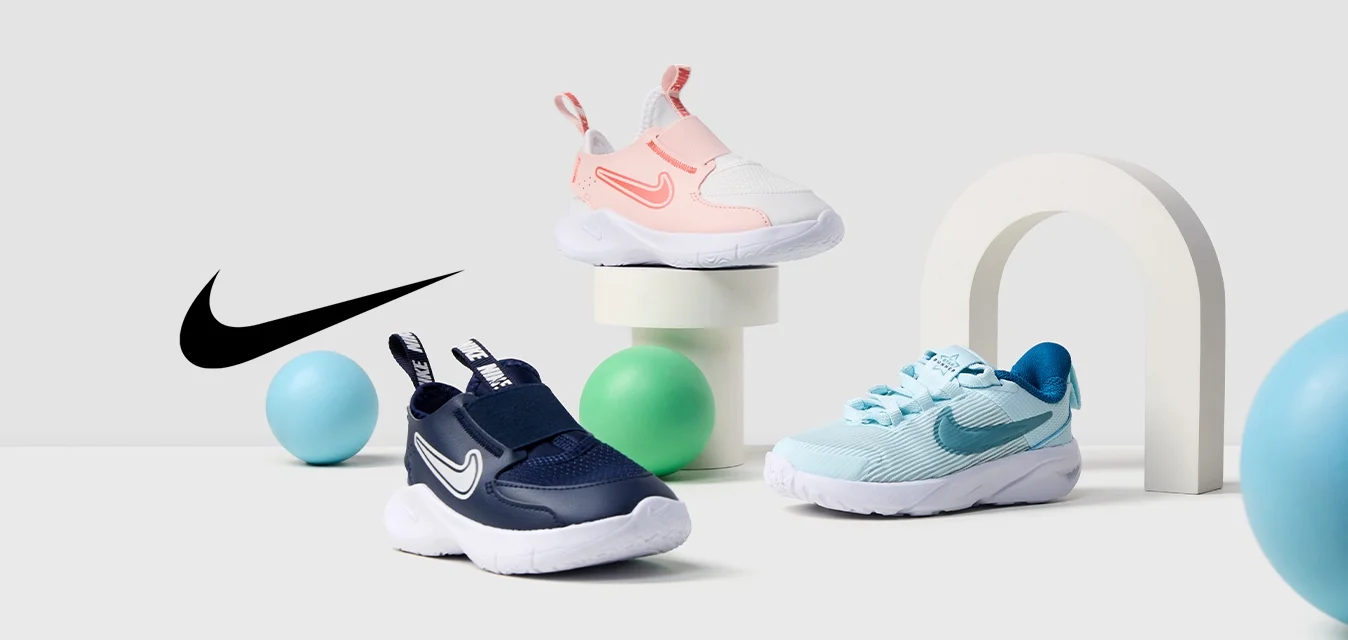 Tre paia di scarpe Nike: una slip-on rosa e bianca, una slip-on blu navy e una scarpa con lacci azzurri. Circondate da colorate sfere decorative.