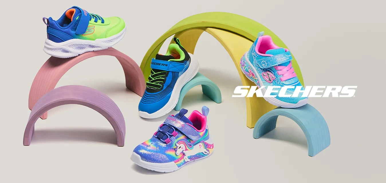Quattro scarpe da ginnastica colorate per bambini esposte su supporti curvi pastello, con tonalità blu, verde e rosa e design sportivi e giocosi.