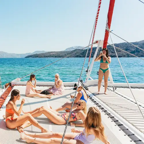 Activity image: Santorini: tour in catamarano con cena BBQ, drink e musica