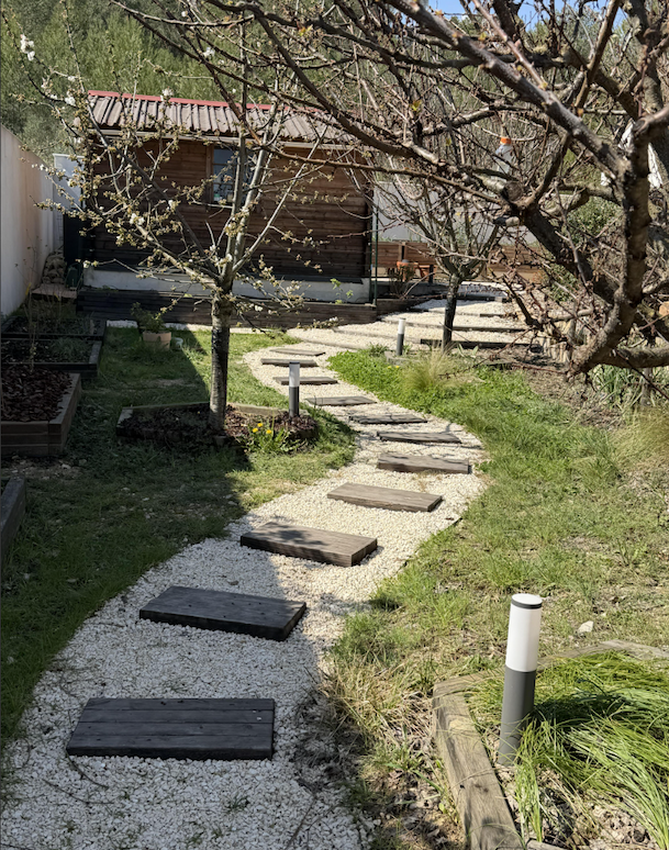  Puoi accontentarti del "basta che funzioni" per le faccende domestiche, riservando la tua massima esigenza per il sole, l'acqua e l'ecosistema naturale appena fuori dalla tua porta. 