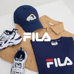 Berretto navy con design ricamato arcobaleno, maglietta beige, T-shirt Fila navy e sneakers bianche con accenti navy e dettagli in rete.