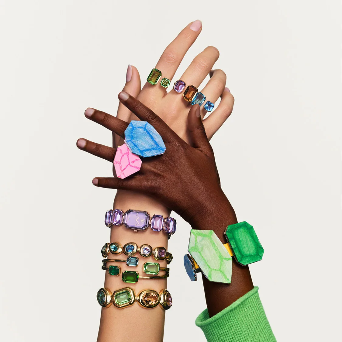 Mani di modelle con diversi bracciali Swarovski