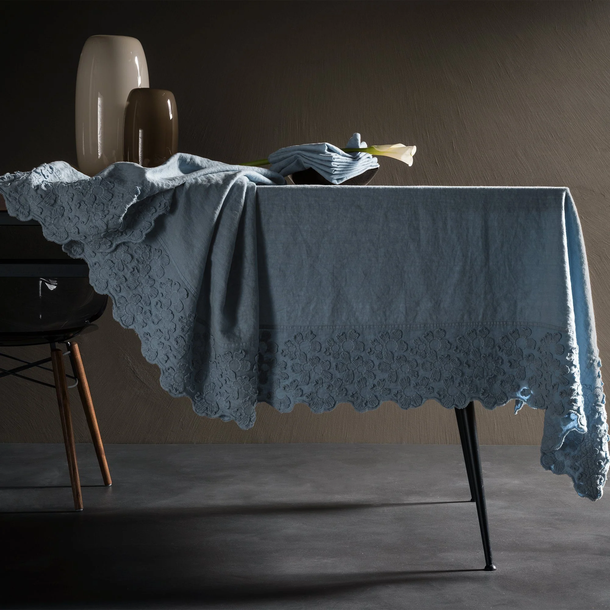 Image of Tovaglia in puro Lino Stonewashed <br>con balza Ricamata - <b>Primula