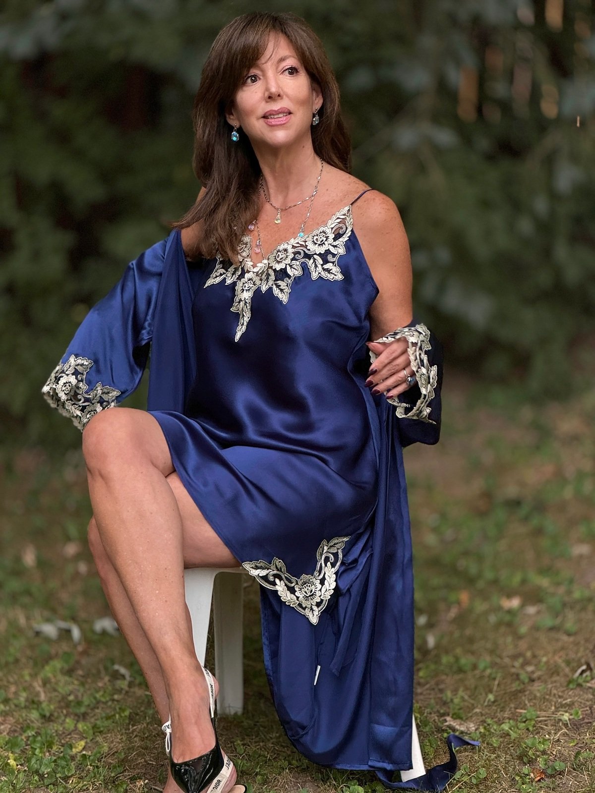 Image of Camicia Da Notte In Pura Seta Con Spalline Sottili E Pizzo E Accappatoio Set
