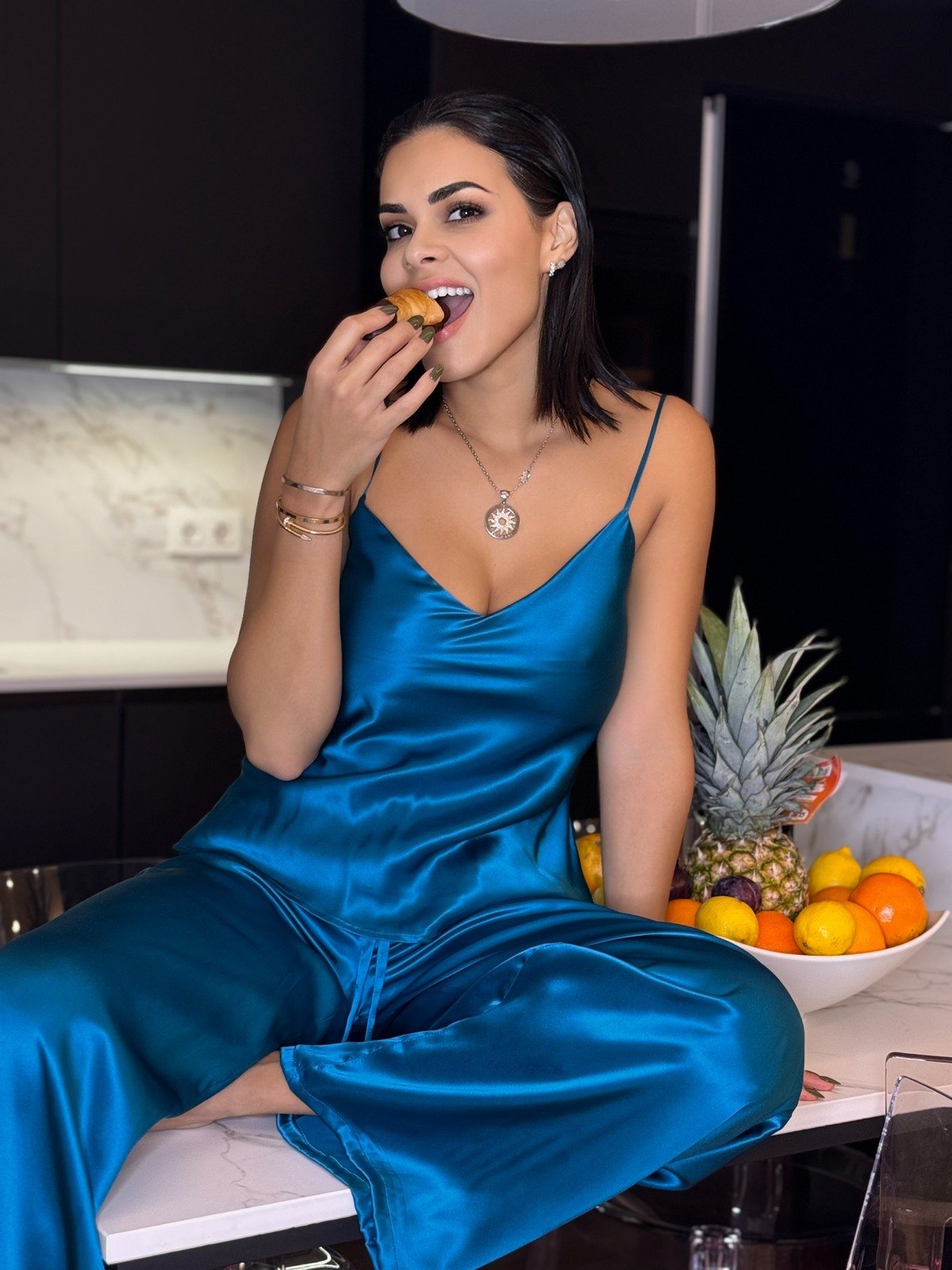 Image of Set da pigiama in pura seta con top cami e pantaloni a gamba ampia