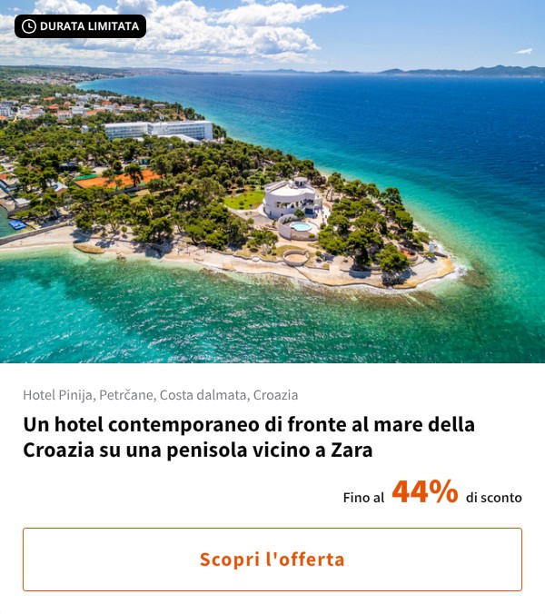 Un hotel contemporaneo di fronte al mare della Croazia su una penisola vicino a Zara