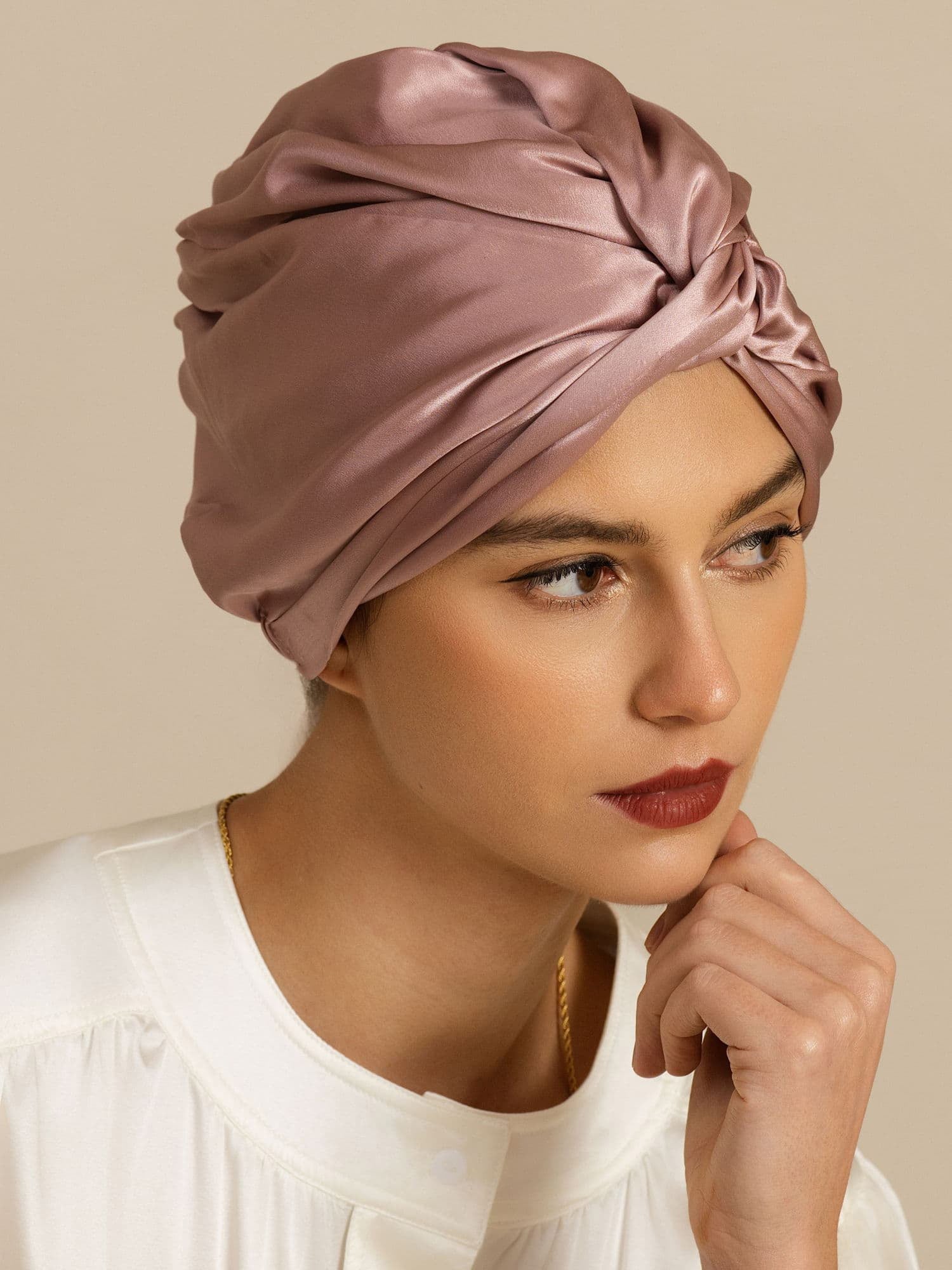 Image of Cuffia per capelli in pura seta 22Momme con nodo frontale e bottone regolabile