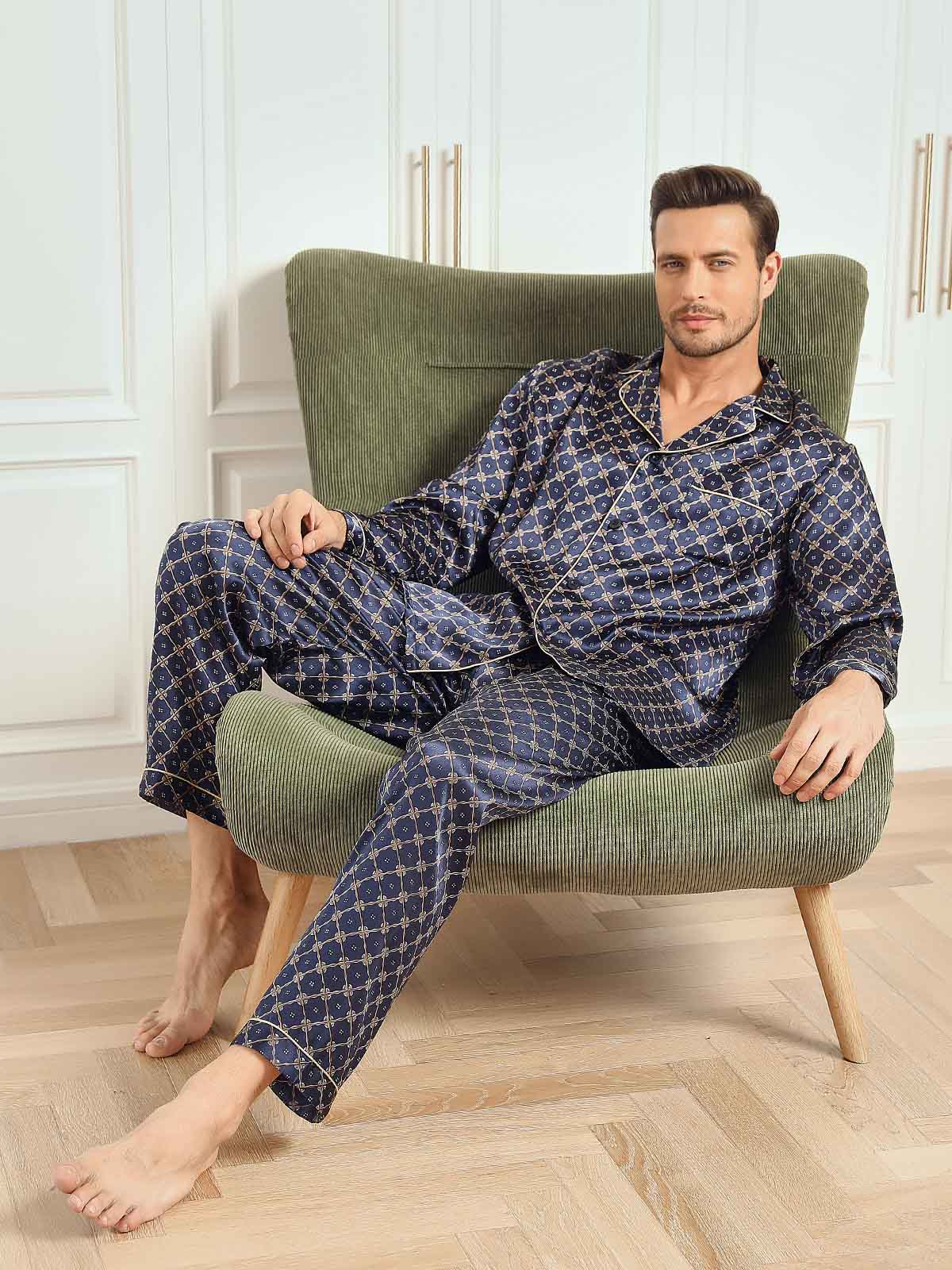 Image of Pigiama Uomo In Seta Pura Con Stampa Catena Navy Maniche Lunghe Con Pantaloni