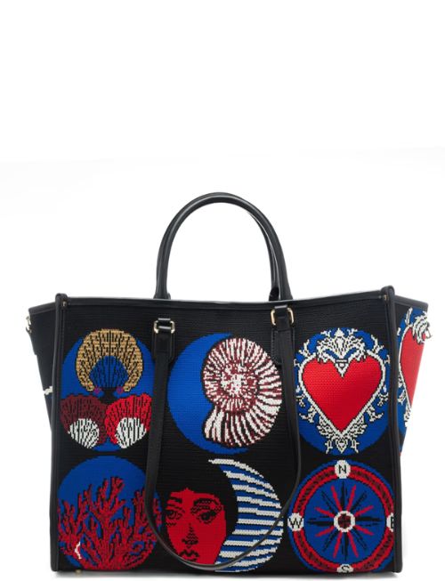https://kimaccessori.it/shopping-bag-da-donna-in-vera-pelle-tessuto-intrecciato-a-fantasia-conchiglie-cuore-rosso-blu-my-best-bag-s1myb2016-submarine