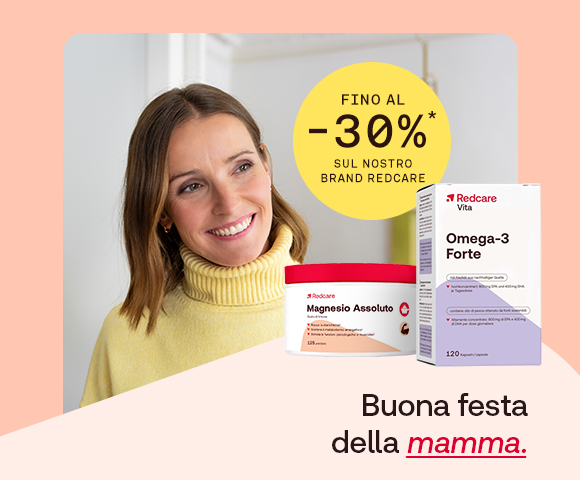 Donna sorridente con maglietta azzurra guarda verso destra. In primo piano prodotti Redcare: crema solare SPF 50 e Omega-3 Forte. In alto il testo: &ldquo;Iniziano le Settimane della Salute&rdquo;, con &ldquo;Settimane della Salute&rdquo; evidenziato in rosso corsivo e sottolineato. A destra un bollino giallo indica: &ldquo;Fino al -60% sul nostro brand Redcare&rdquo;. In basso pulsante rosso: &ldquo;Approfittane ora&rdquo;.