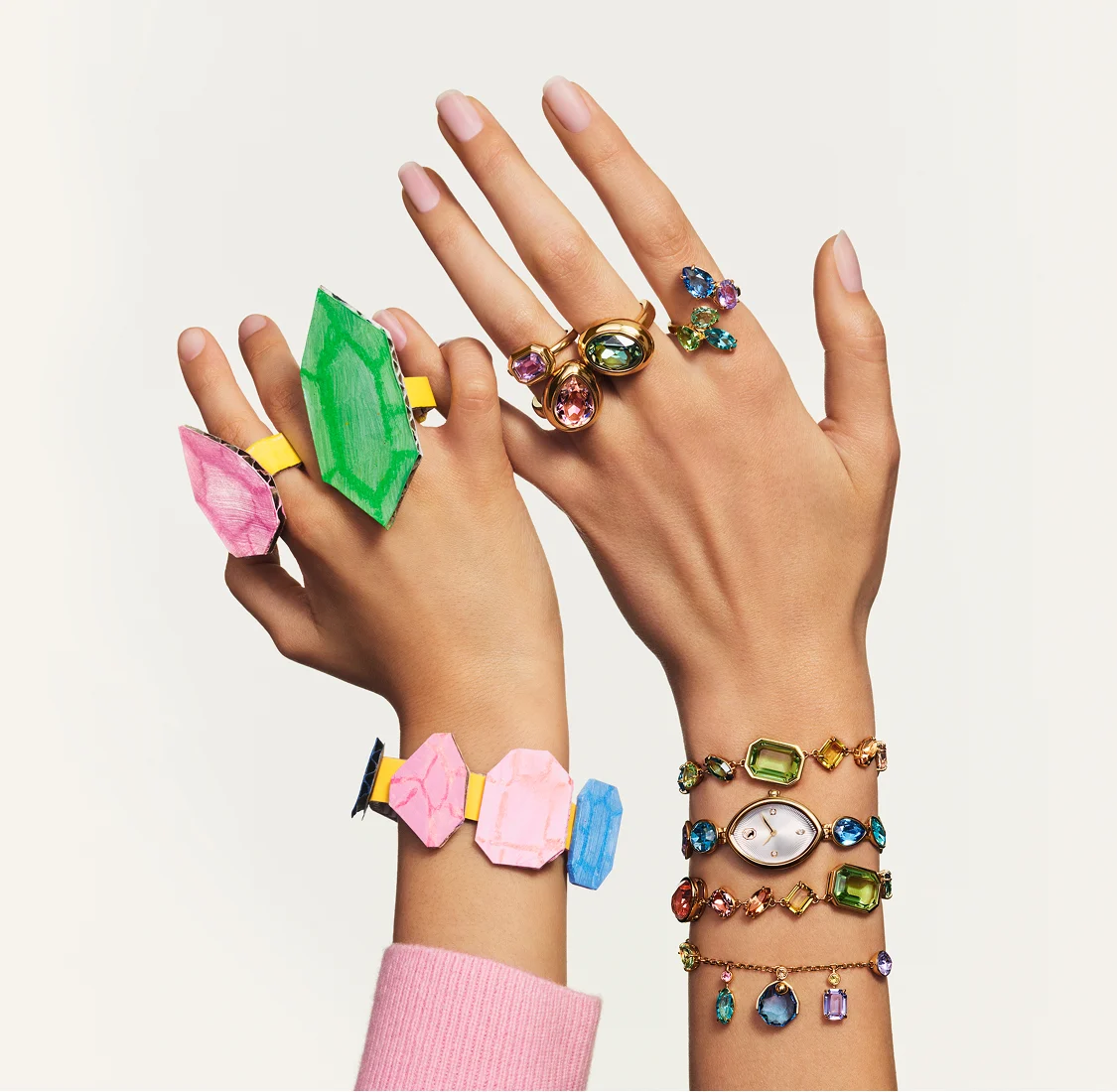 Mani di modelle con diversi bracciali Swarovski