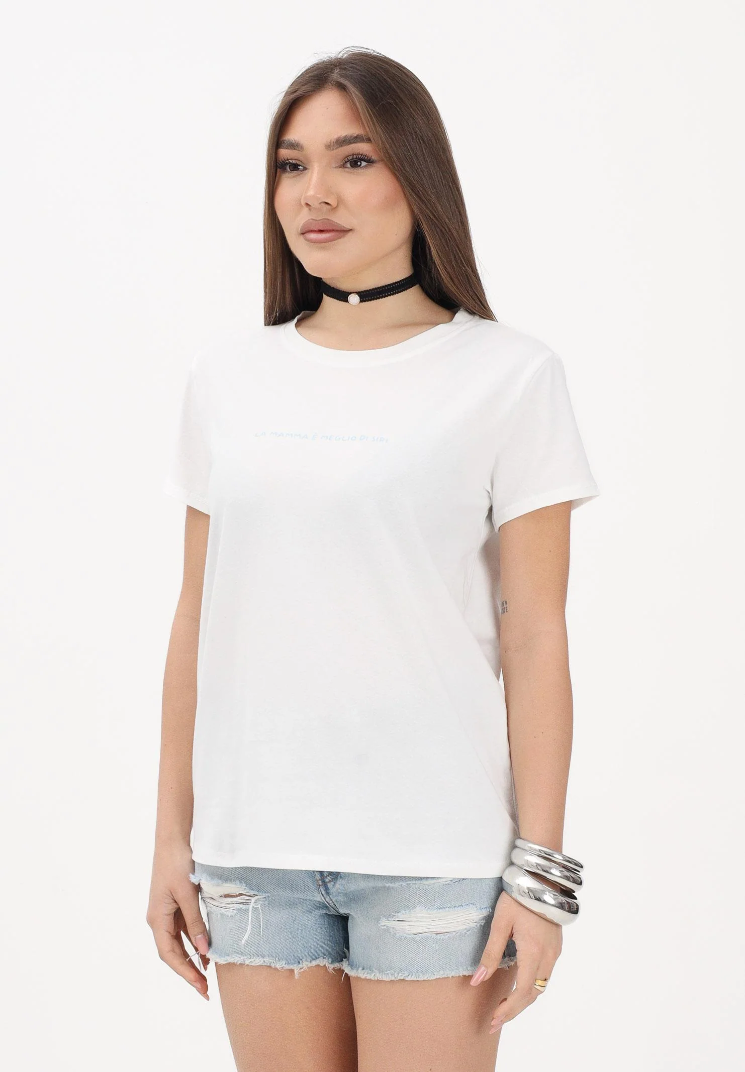 Image of VICOLO T-shirt a manica corta bianca da donna con stampa "La mamma è meglio di Siri"