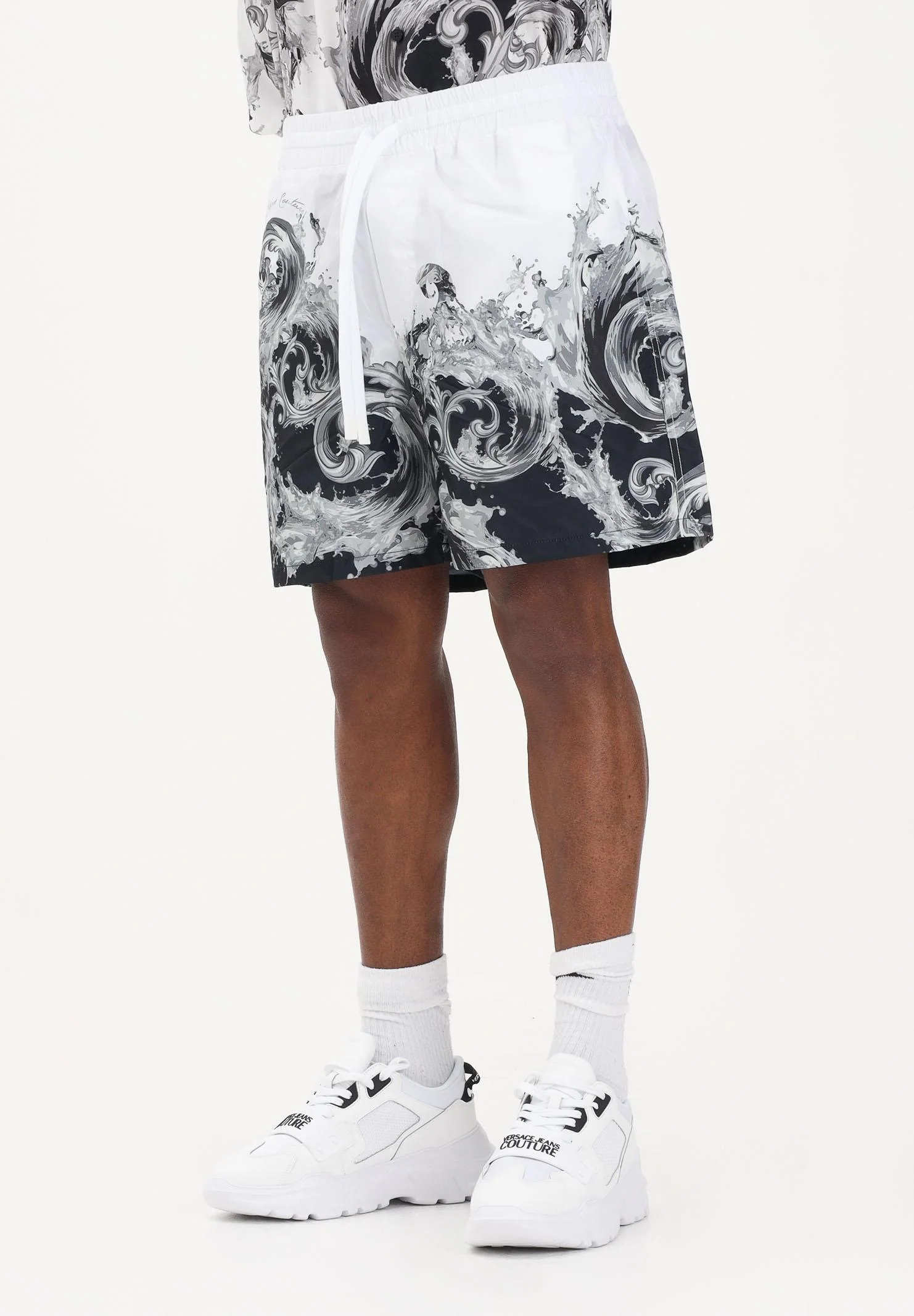 Image of VERSACE JEANS COUTURE Shorts bianco e nero da uomo con stampa Wave Couture