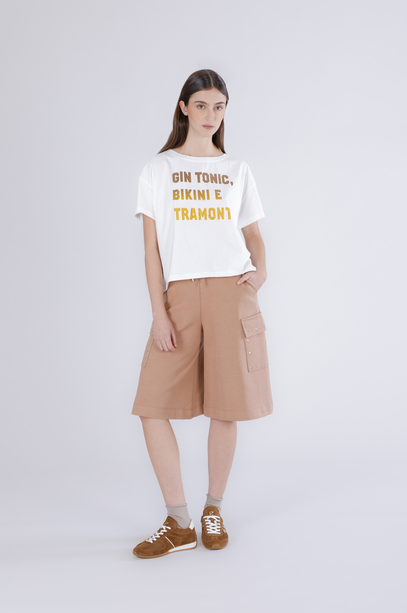 Image of t-shirt a scatolina con scritta "gin tonic, bikini e tramonti" off white