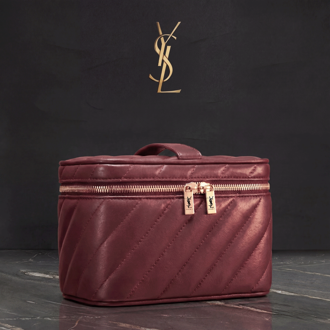 Una sequenza che mostra una candela profumata nera Marrakech Neroli e due beauty case di lusso bordeaux sotto un logo YSL dorato.