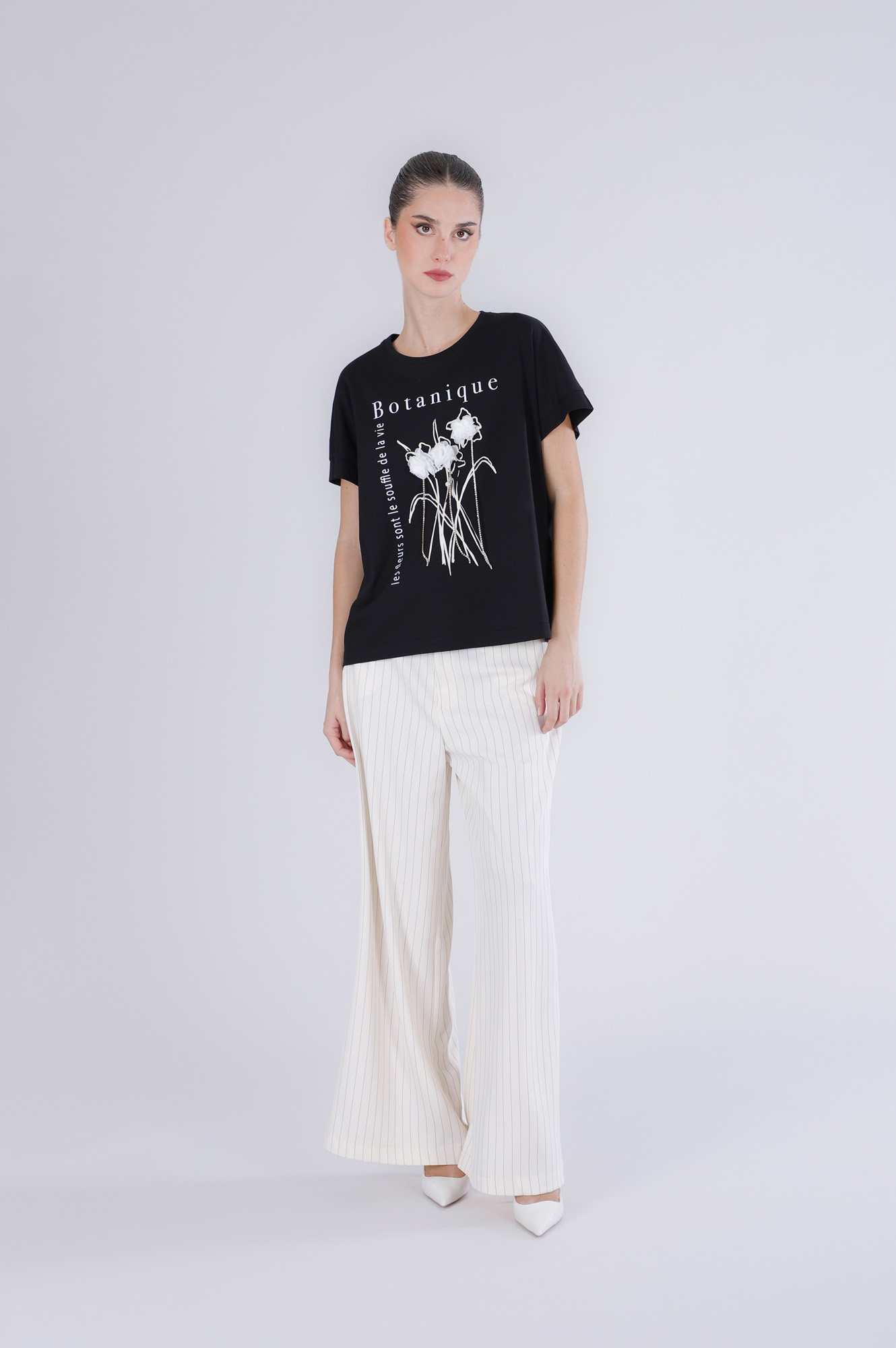 Image of t-shirt con applicazioni di fiori nero