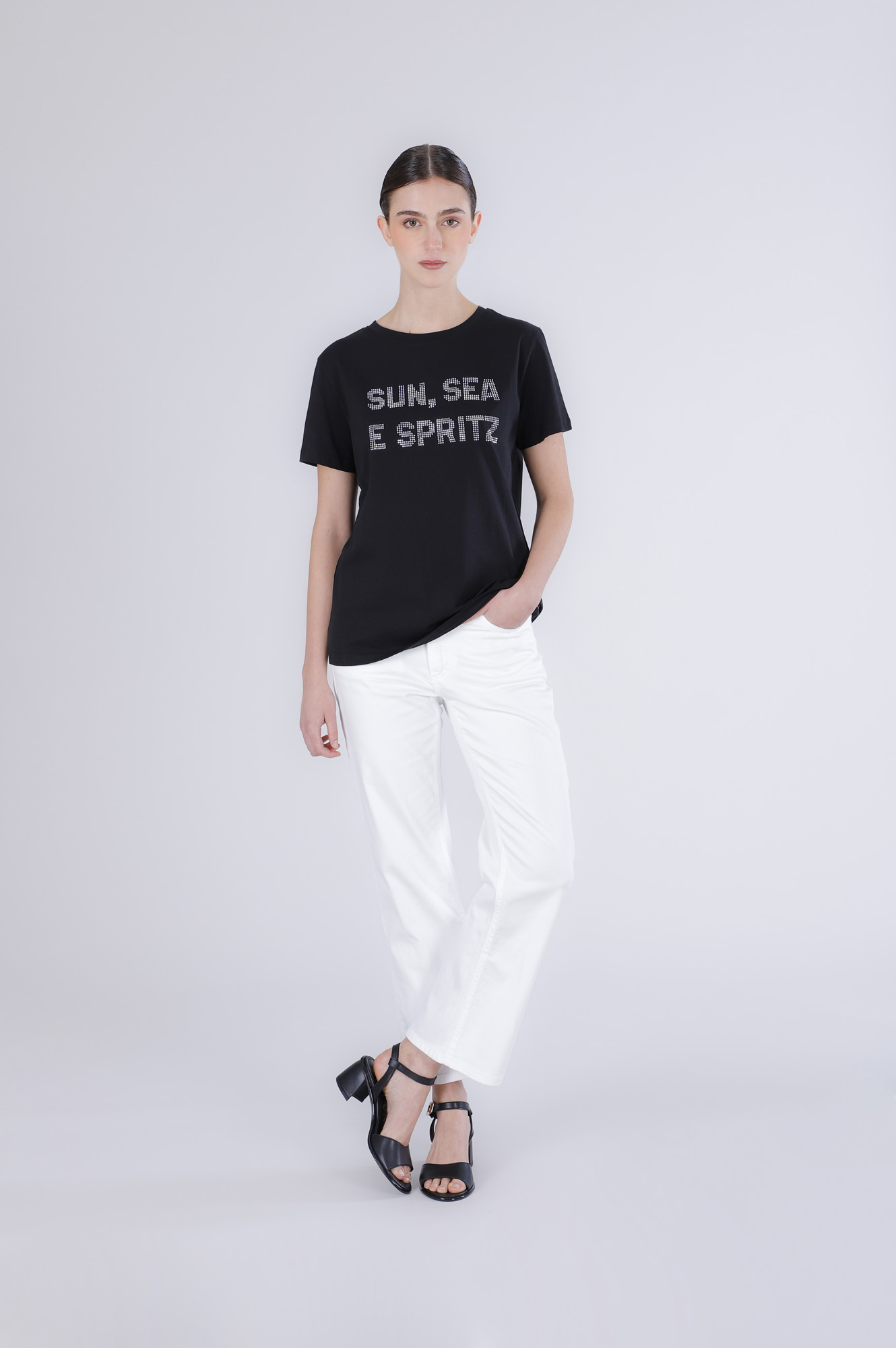 Image of t-shirt manica corta con scritta "sun,see e spritz" nero