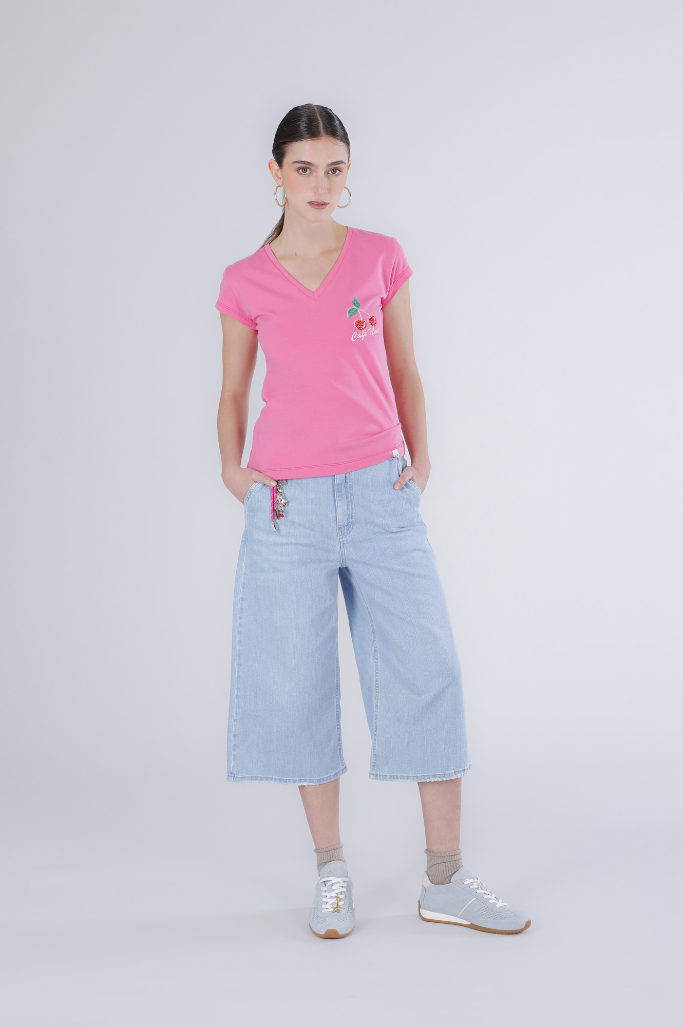 Image of t-shirt con stampa ciliegia e scollo a "v" bubble gum