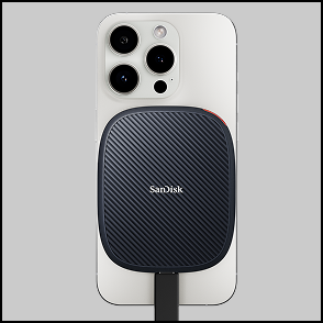 SSD portatile SanDisk collegato al retro di uno smartphone bianco, che illustra l'archiviazione esterna.