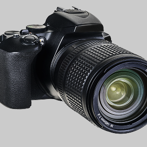Una fotocamera DSLR nera con obiettivo zoom montato.