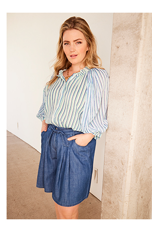 Blusa dal taglio oversize con righe, collo alto con ruche e maniche a 3/4
