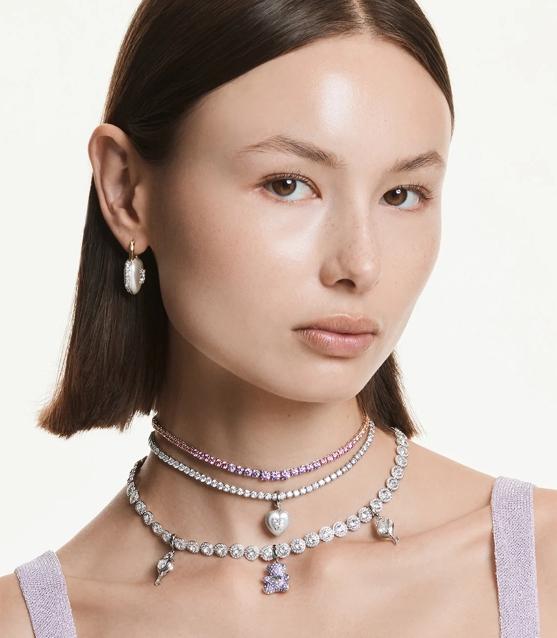 Modella con charm e collane Swarovski
