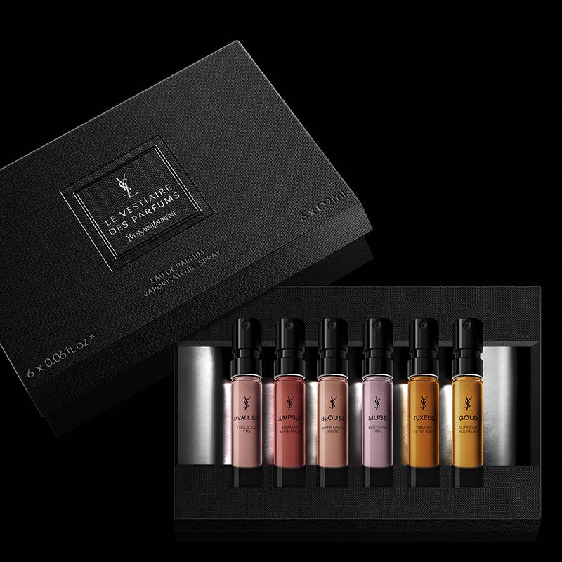 Un set scoperta YSL nero aperto contenente sei profumi spray in miniatura dai colori vari.