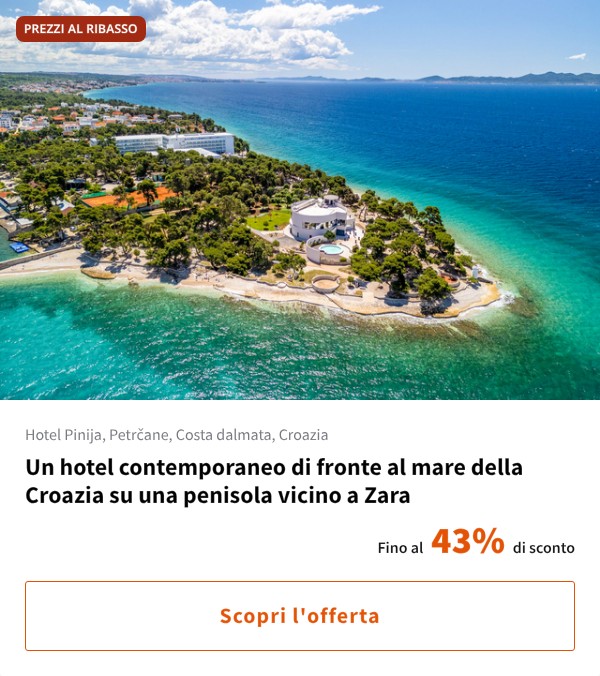 Un hotel contemporaneo di fronte al mare della Croazia su una penisola vicino a Zara