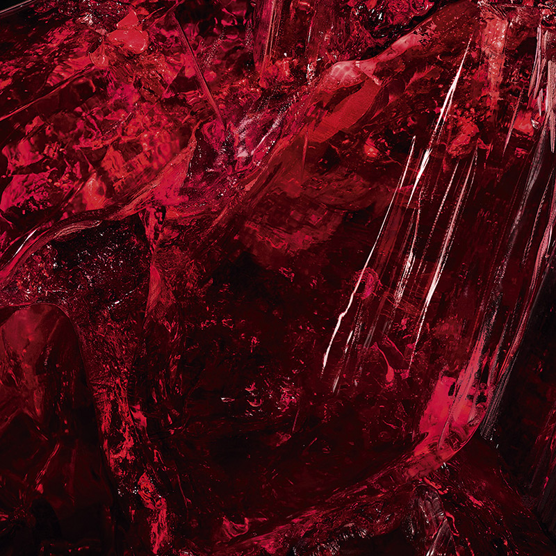 Primo piano di trame cristalline rosso scuro.
