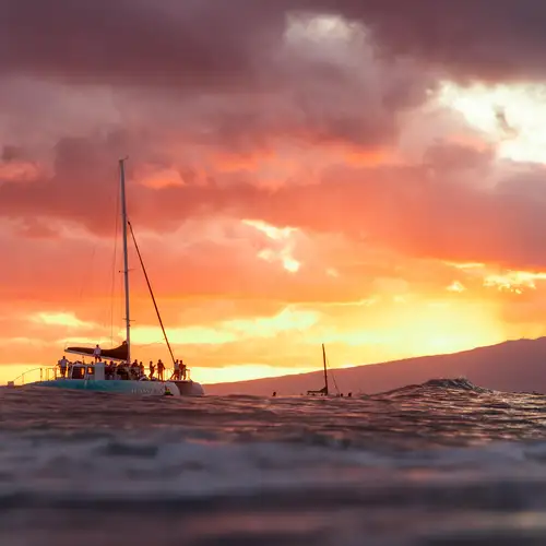 Activity image: Imbarcati da Waikiki Beach: Vela panoramica al tramonto sulla Hāwea