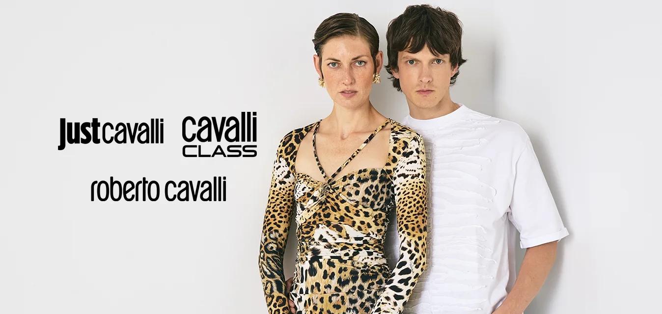Modella che indossa un vestito a maniche lunghe con stampa leopardata e tiene in mano una borsa nera; modello maschile in una maglietta bianca a trama e pantaloni neri.