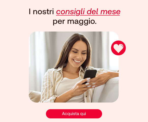 Donna che sorride guardando il cellulare. Testo: “I nostri consigli del mese per maggio”. Pulsante rosso: “Acquista qui”. Donna che sorride guardando il cellulare. Testo: “I nostri consigli del mese per maggio”. Pulsante rosso: “Acquista qui”.