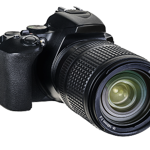 Una fotocamera DSLR nera con obiettivo zoom montato.