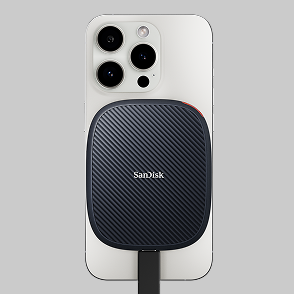 SSD SanDisk Phone collegato al retro di uno smartphone, che illustra la memoria esterna.