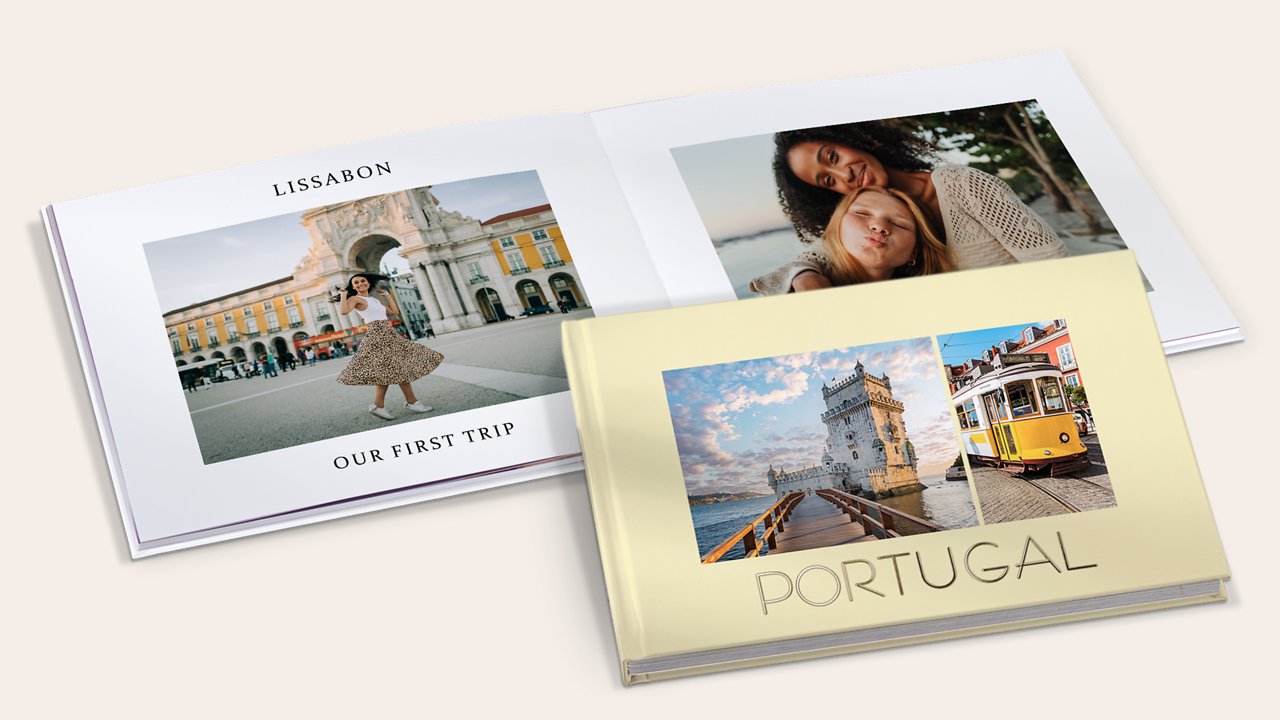 Fotolibro Pixum aperto con copertina rigida personalizzata, ideale per raccogliere i ricordi fotografici della primavera.