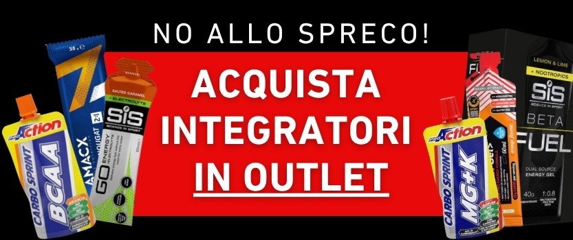 Red banner showing sports supplements (gels, powders and boxes) with Italian slogan 'Acquista integratori in outlet' promoting outlet purchases