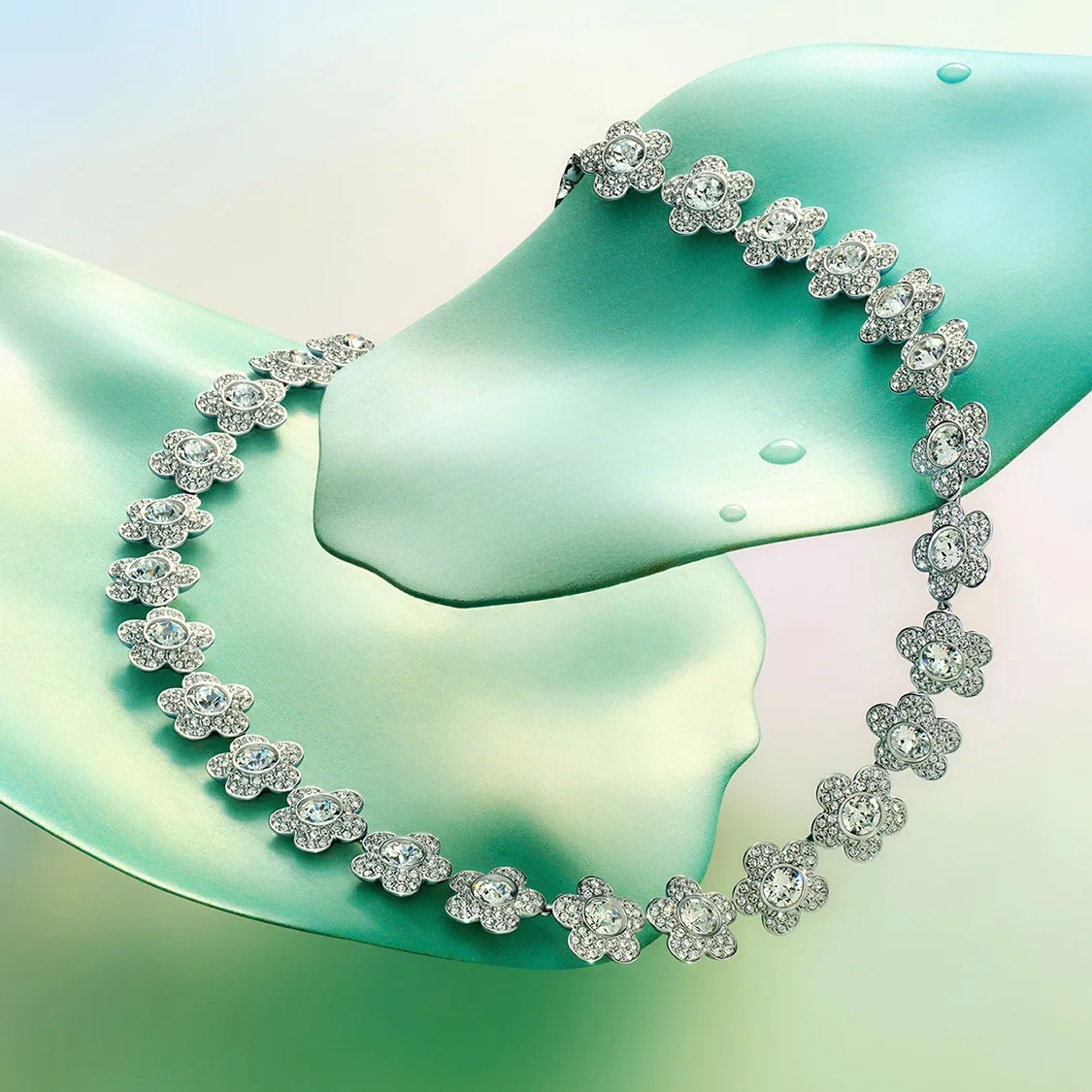 Collana Ariana Grande x Swarovski su petali