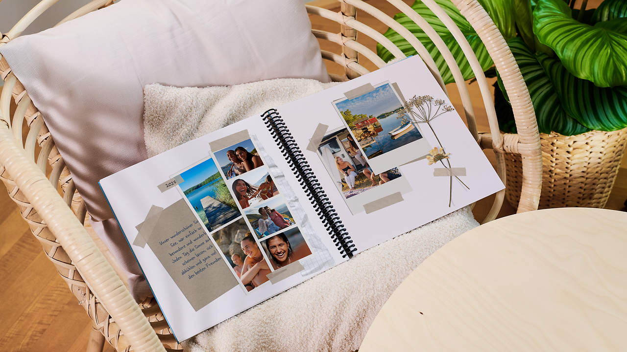Scrapbook creativo fai-da-te con stampe fotografiche Pixum, ritagli colorati e appunti scritti a mano per un diario dei ricordi unico.