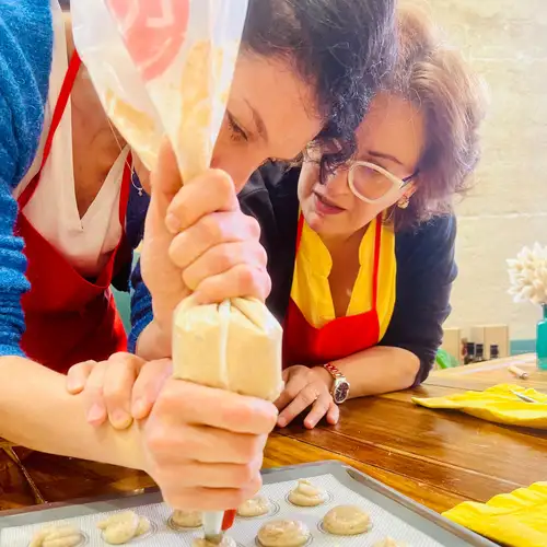Activity image: Parigi: laboratorio di macaron all'atelier des Mamies