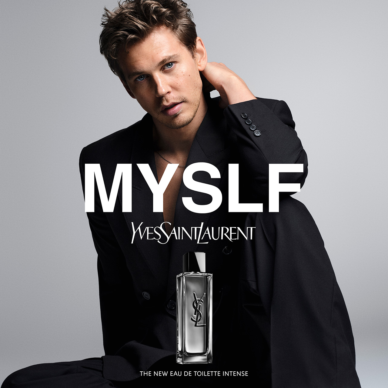 L'attore Austin Butler posa per la campagna del profumo YSL MYSLF.