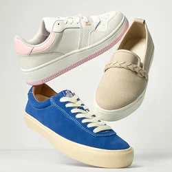 Tre scarpe fluttuanti: sneaker bianche e rosa, mocassino beige con dettaglio intrecciato e sneaker blu con lacci e suola crema, su sfondo chiaro.