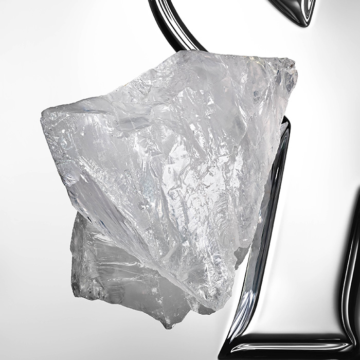 Primo piano di una roccia minerale traslucida.
