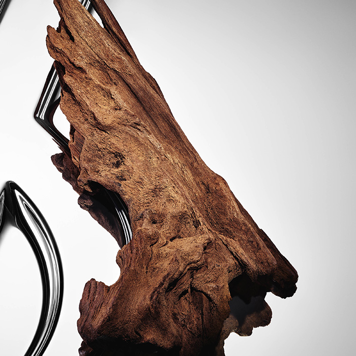 Primo piano di un pezzo di legno strutturato su uno sfondo grigio.