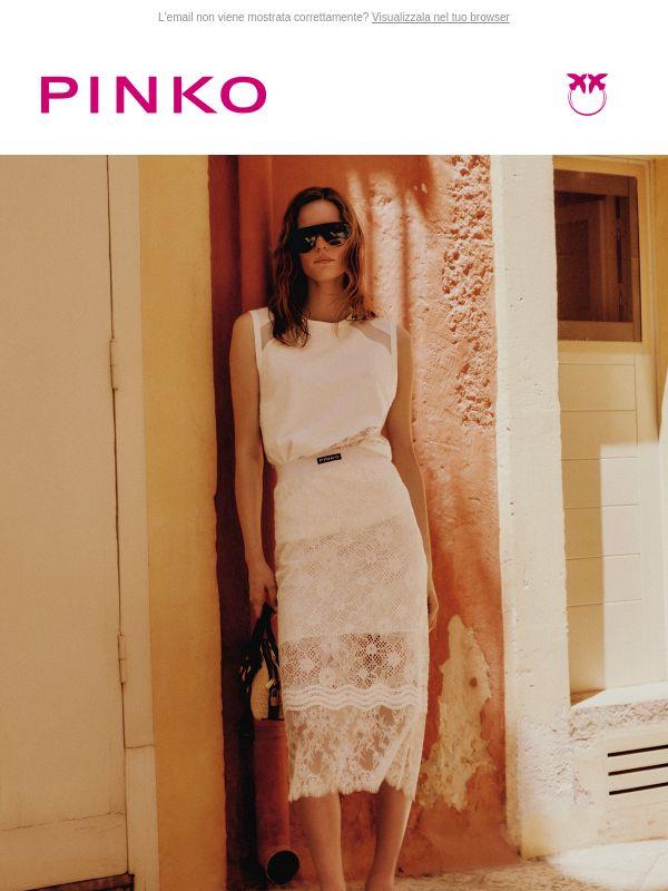 Total white: da cliché a icona estiva