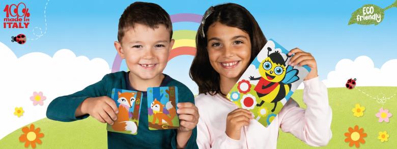 L'immagine mostra due bambini con prodotti Sabbiarelli