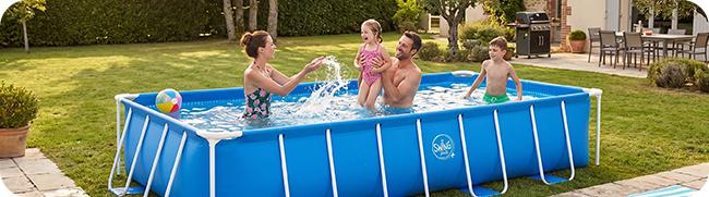 famiglia in piscina che si diverte