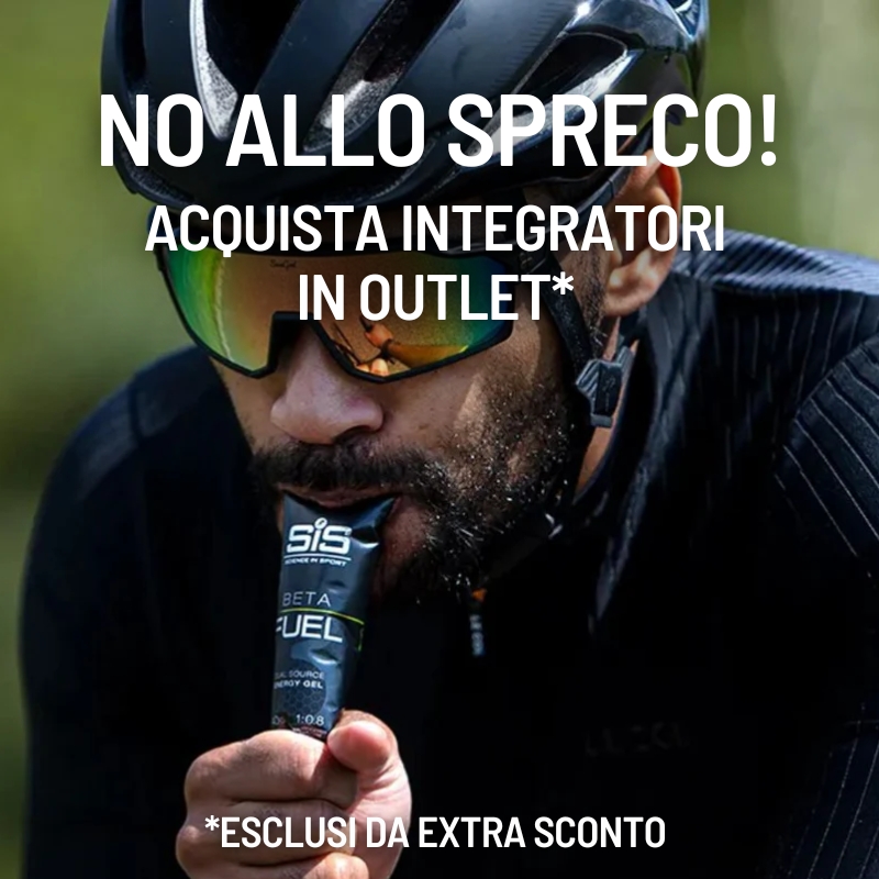 Cyclist wearing helmet and mirrored sunglasses consuming SIS Beta Fuel energy gel, promotional Italian text overlay