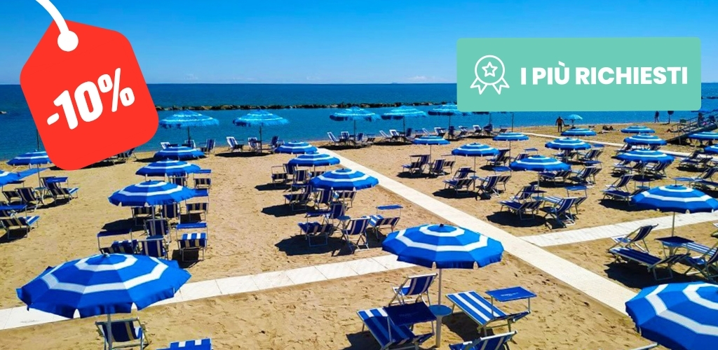 Sandy beach with rows of blue-and-white striped parasols and sunloungers by the sea, red '-10%' discount tag and green 'I PIÙ RICHIESTI' badge
