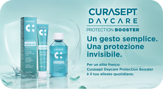 “Prodotti Curasept Daycare Protection Booster (dentifricio, collutorio e gel) su sfondo azzurro. Testo: ‘Un gesto semplice. Una protezione invisibile.’ con indicazione di protezione quotidiana per un alito fresco.” “Prodotti Curasept Daycare Protection Booster (dentifricio, collutorio e gel) su sfondo azzurro. Testo: ‘Un gesto semplice. Una protezione invisibile.’ con indicazione di protezione quotidiana per un alito fresco.”