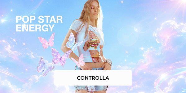 Modella con T-shirt stampata e shorts in denim; scritta POP STAR ENERGY.